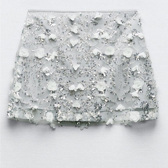 New with tags, ZARA Skirt with sequin appliqué and structured flowers. - Picture 3 of 9